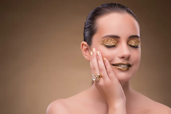Elegante vrouw met juwelen in fashion concept — Stockfoto