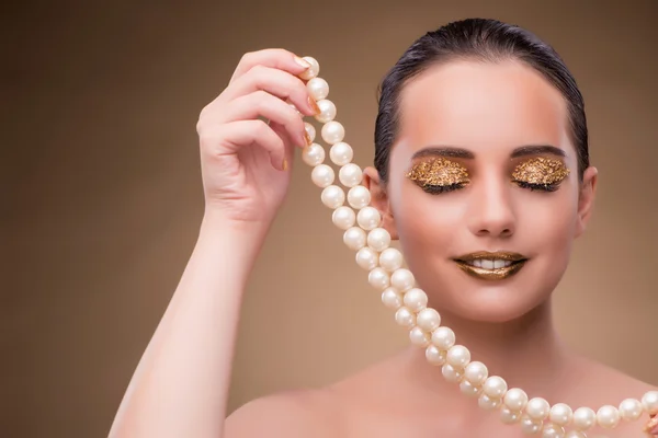 Kobieta z perłą naszyjnik na białym tle — Zdjęcie stockowe
