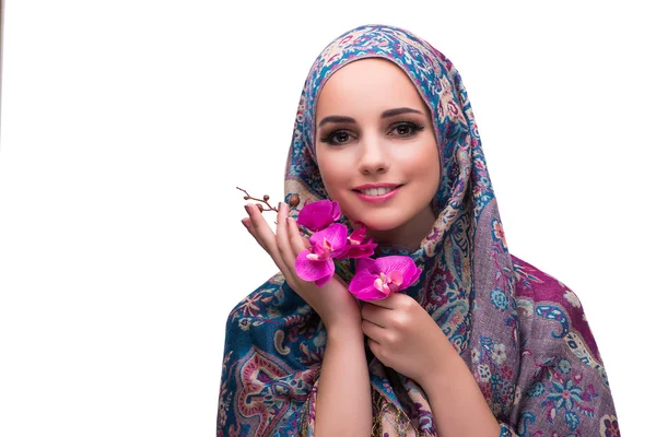 Μουσουλμανική γυναίκα με ορχιδέα λουλούδι που απομονώνονται σε λευκό — Φωτογραφία Αρχείου