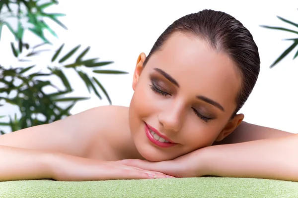 Jovem mulher desfrutando de tratamento de spa — Fotografia de Stock