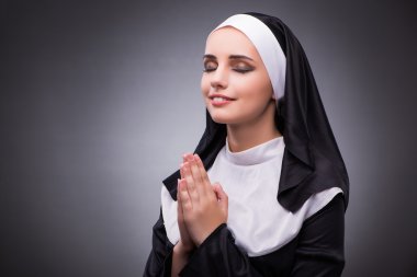 Din kavramı koyu arka plan karşı dini Rahibe