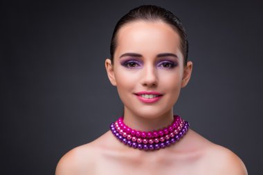 Hoş bir kadınla inci kolye