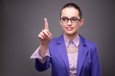 İş kavramı içinde sanal düğmelere basarak işkadını