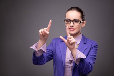 İş kavramı içinde sanal düğmelere basarak işkadını