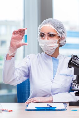 Genç öğrenci laboratuarında kimyasal çözümleri ile çalışma