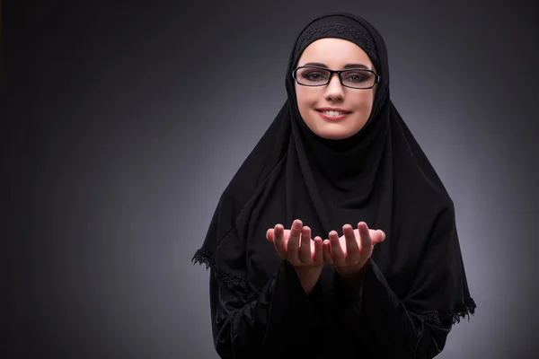 어두운 배경에 검은 드레스에 무슬림 여성 — 스톡 사진
