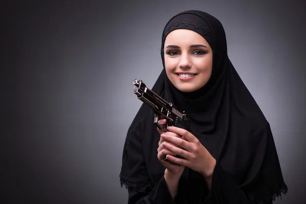 Мусульманську жінку в чорне плаття на темному тлі — стокове фото