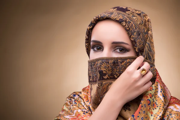 Junge Frau in traditioneller muslimischer Kleidung — Stockfoto