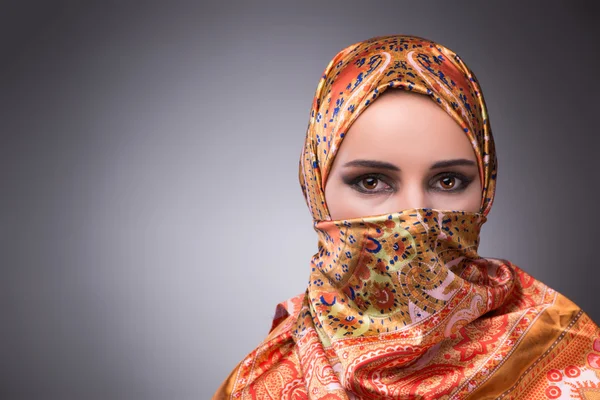 Ung kvinna i traditionella muslimska kläder — Stockfoto
