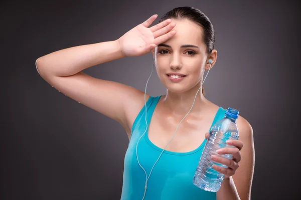 Vrouw sport met fles vers water doen — Stockfoto