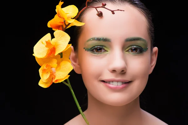 Schöne Frau im Schönheitskonzept mit Orchideenblume — Stockfoto