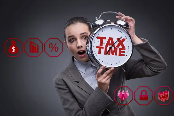 Üzletember késő adó fizetési koncepció — Stock Fotó