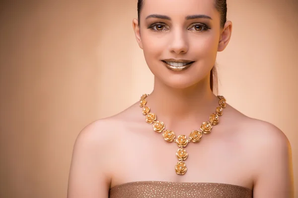 Zarif mücevher giyen güzel kadın — Stok fotoğraf