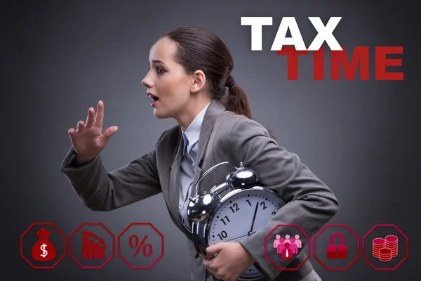 Empresário no conceito de pagamento de impostos atrasados — Fotografia de Stock