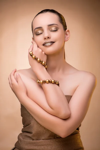 Piękna kobieta w koncepcji piękna z naszyjnik — Zdjęcie stockowe