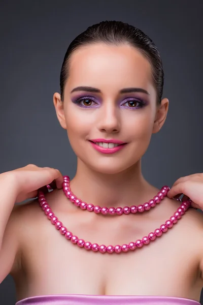 Bella donna con collana di perle — Foto Stock