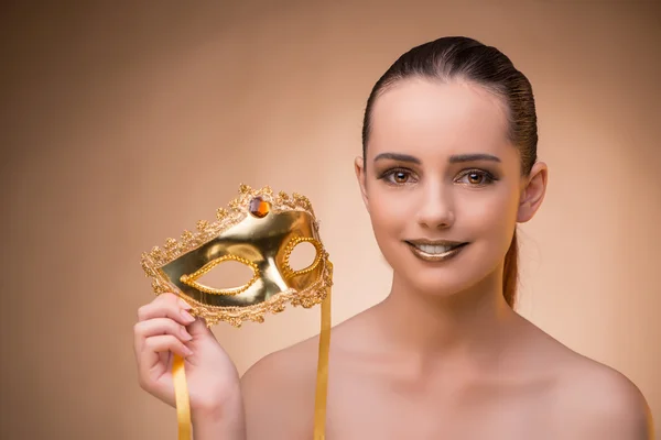 Mladá žena s maskou v konceptu karneval — Stock fotografie