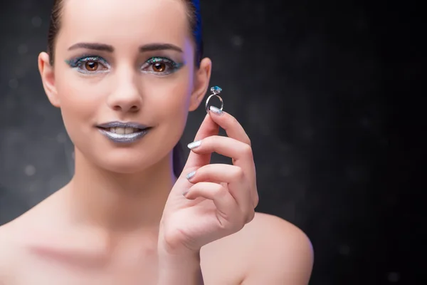 Vrouw met ring in beauty concept — Stockfoto