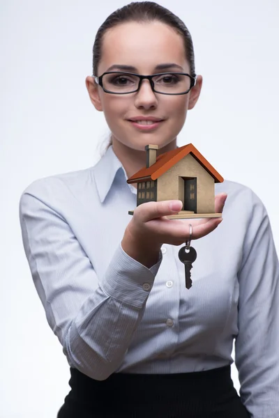 Geschäftsfrau in Immobilienhypothekenkonzept — Stockfoto