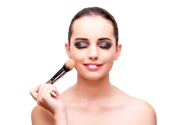 Junge Frau beim Make-up isoliert auf weiß — Stockfoto