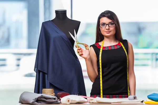 Femme tailleur travaillant sur de nouveaux vêtements — Photo