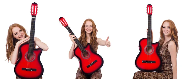 Jeune femme avec guitare isolée sur blanc — Photo