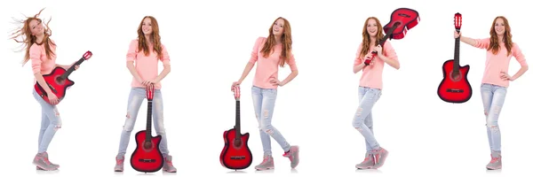 Mladá žena hraje na kytaru izolované na bílém — Stock fotografie