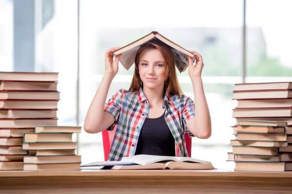 Estudante com pilhas de livros se preparando para exames — Fotografia de Stock