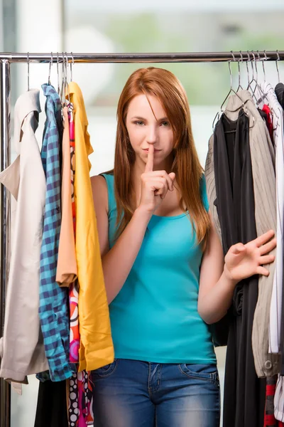 Frau wählt Kleidung im Geschäft — Stockfoto
