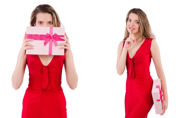 Mooi meisje holding geschenk doos geïsoleerd op wit — Stockfoto