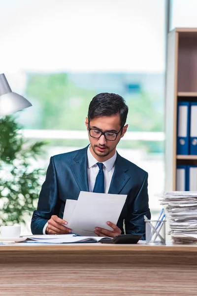 Empresário que trabalha no escritório — Fotografia de Stock