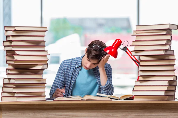 Jonge student onder stress voor examens — Stockfoto