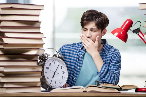 Studente con molti libri che si preparano per gli esami — Foto Stock