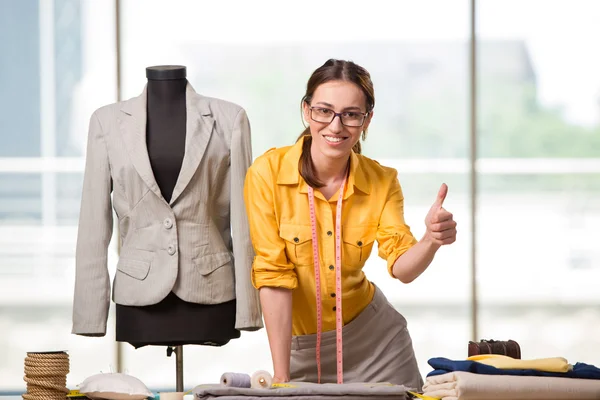 Žena krejčí pracuje na novém oblečení — Stock fotografie
