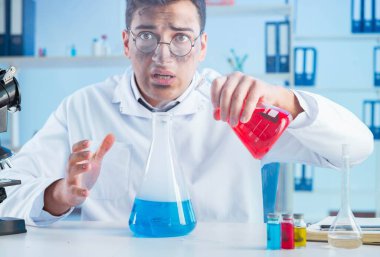 Laboratuvarda çalışan komik deli kimyager.