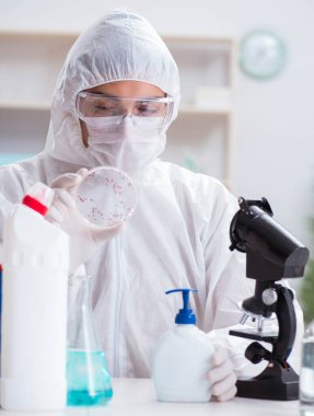 Kimyager banyo malzemelerinin kalitesini kontrol ediyor.