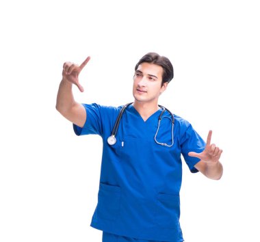 Genç erkek doktor beyaz düğmelere basıyor.