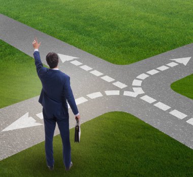 Belirsizlik kavramında yol ayrımında olan genç işadamı