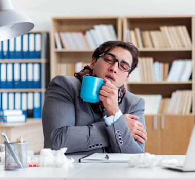 Hasta işadamı, ofiste hastalık yüzünden acı çekiyor.