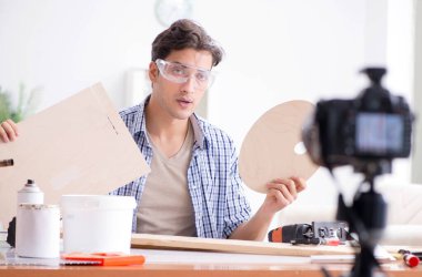 diy blog yazarı kadın işçiliği hobisinin videosunu kaydediyor