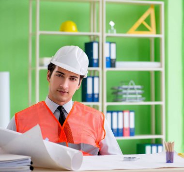 Adam mimar proje üzerinde çalışıyor.