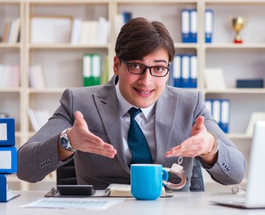 Kahvesine kelepçelenmiş bir iş adamı.