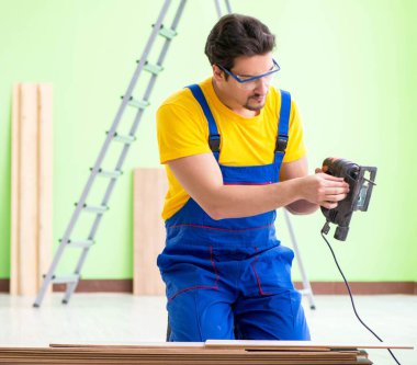 Profesyonel müteahhit evde döşeme döşemesi yapıyor.