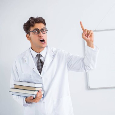 Komik doktor bilim adamı hastanede sunum yapıyor.