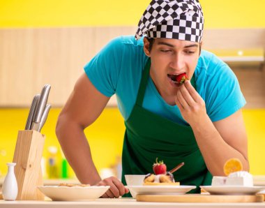 Adam evde pasta hazırlıyor.