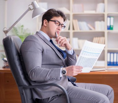 Ofiste çalışan genç işadamı.