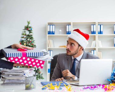 Genç işadamı Noel 'i ofiste kutluyor.