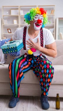 Sarhoş palyaço evde parti veriyor.