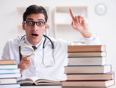 Tıp öğrencisi üniversite sınavlarına hazırlanıyor.