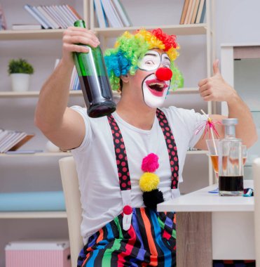 Sarhoş palyaço evde parti veriyor.